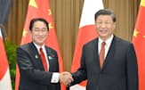 　会談の冒頭、中国の習近平国家主席（右）と握手する岸田首相=17日、バンコク（代表撮影・共同）