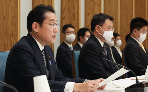 全世代型社会保障構築本部の会合で発言する岸田首相(24日、首相官邸)