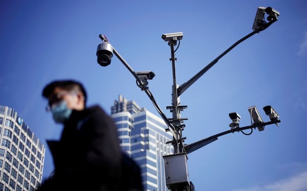 中国・上海の街頭に設置されている監視カメラ（2021年1月）＝ロイター