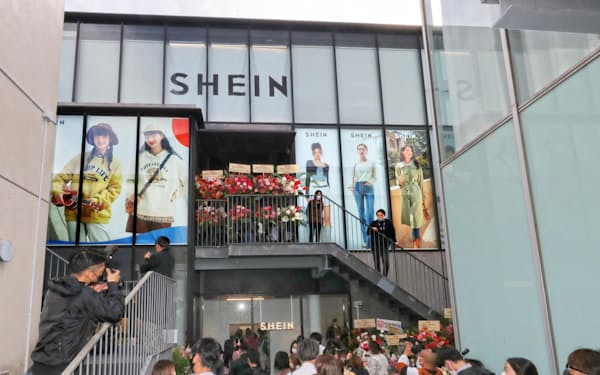 日本初となる常設のリアル店舗｢SHEIN TOKYO｣のオープンには約100人が列を作った（11月13日、東京・原宿）