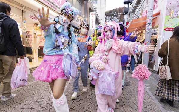 東京・原宿の竹下通りを歩く「NEOデコラ会」の参加者（11月）