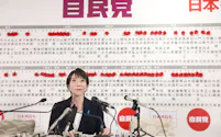 開票センターで報道各社のインタビューに応じる高市首相(8日、自民党本部)