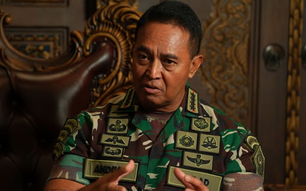 インタビューに応じるインドネシアのアンディカ国軍司令官（24日、ジャカルタ）