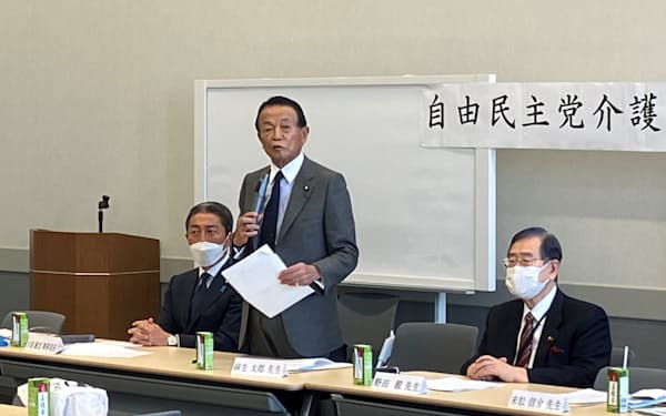 自民党の介護福祉議連会長についた麻生太郎副総裁(25日、国会内)