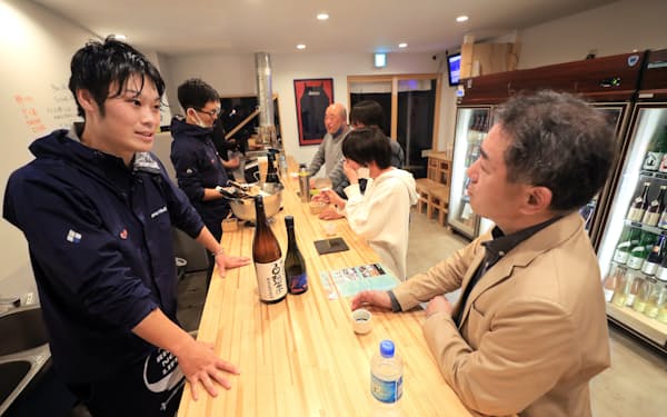 SakeBase代表の宍戸涼太郎さん（左）の店は夜は角打ちになる