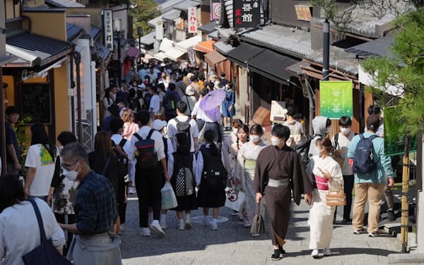 政府の支援を背景に、観光地がにぎわいを取り戻しつつある（京都の清水寺周辺)