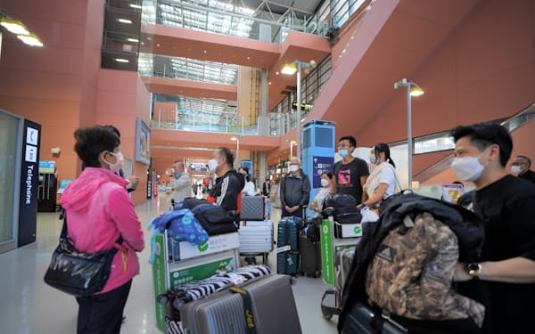 関西国際空港に到着した外国人旅行客（10月11日）
