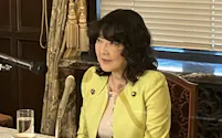 記者会見する片山さつき財務相(27日、国会内)