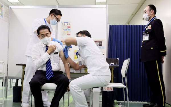 新型コロナウイルスワクチンの5回目の接種を受ける岸田首相＝25日午後、東京・大手町（代表撮影）