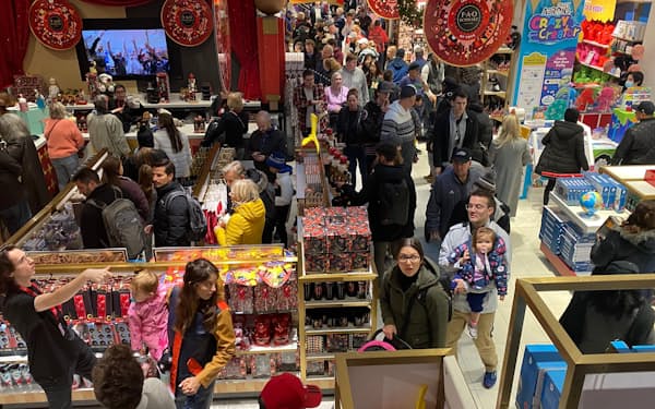 ブラックフライデーにはクリスマスのギフト需要を先取りし、おもちゃの販売が急増した(25日、ニューヨーク市のおもちゃ店)