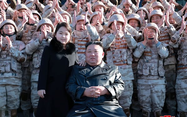 「ＩＣＢＭ試射成功」式典の記念撮影で娘を伴った金正恩氏（中央）＝朝鮮中央通信・ロイター