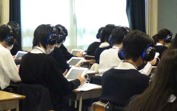 スピーキングテストを受験する中学生（27日、東京都内）=都教育委員会提供