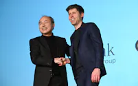 ソフトバンクグループの孫正義会長兼社長㊧とオープンAIのサム・アルトマン最高経営責任者(CEO)=25年、東京都千代田区