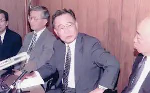 銅不正取引問題に関する米英当局との和解成立について会見する宮原氏(中央、1998年5月) 銅不正取引問題に関する米英当局との和解成立について会見する宮原氏(中央、1998年5月)