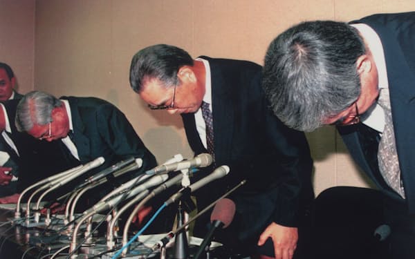 1999年、破産宣告後に記者会見する山一証券の野沢正平社長ら