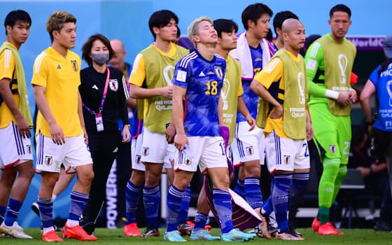 試合後、厳しい表情を浮かべる浅野（中央）ら日本代表