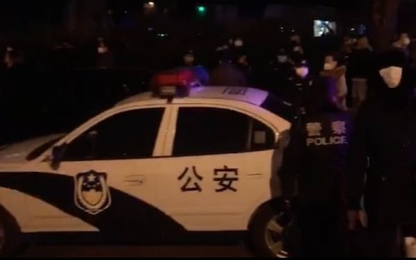 現場には警察も駆けつけた（11月27~28日、北京市内）