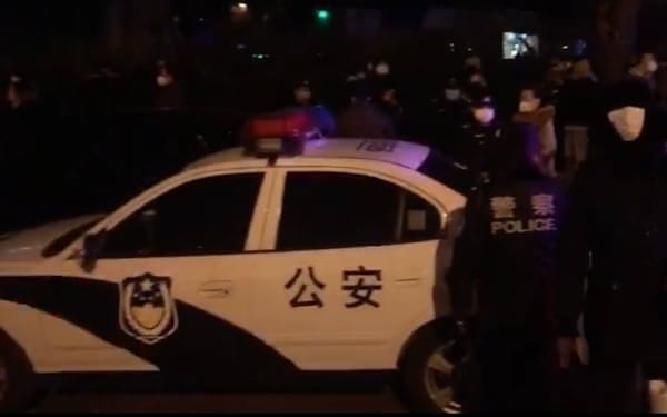 現場には警察も駆けつけた(11月27~28日、北京市内)