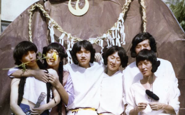 松山南高校の体育祭で仮装する小笠原浩氏（左から４人目）