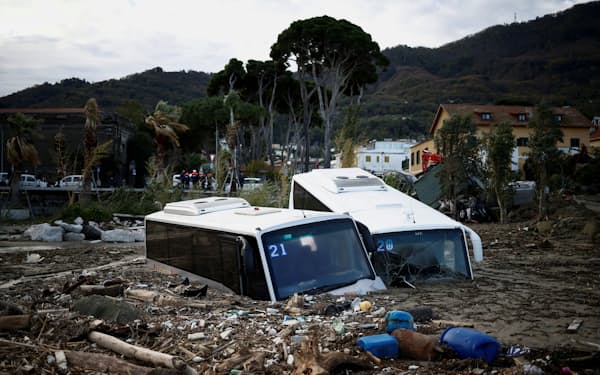 救助隊が行方不明者の捜索を続けている（27日、イタリア南部イスキア島）＝ロイター