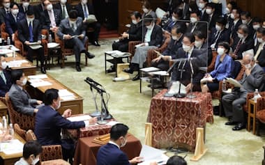 衆院予算委で答弁する岸田首相（25日午前）