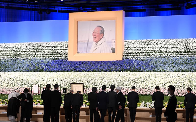 京セラ創業者の稲盛和夫氏の「お別れの会」で献花する参列者(28日午前、京都市左京区) 京セラ創業者の稲盛和夫氏の「お別れの会」で献花する参列者(28日午前、京都市左京区)