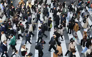 JR大阪駅前を歩く人たち(大阪市北区) JR大阪駅前を歩く人たち(大阪市北区)