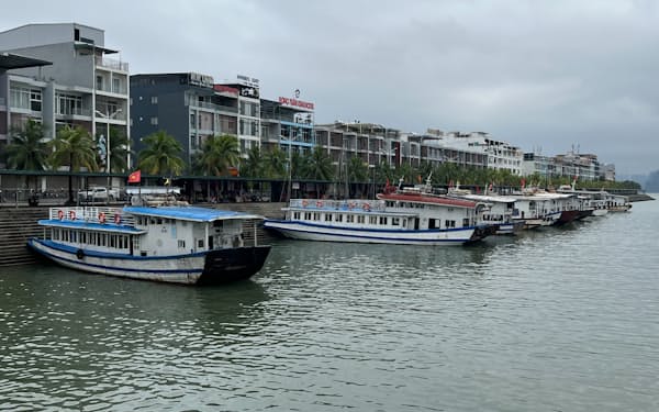 週末でも休止中の観光船が目立つ（ベトナム北部、クアンニン省、１１月）