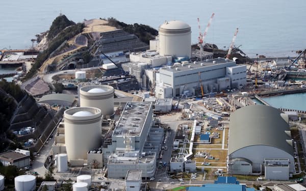 関西電力の美浜原子力発電所。左手前から1号機、2号機、奥は3号機（福井県美浜町）