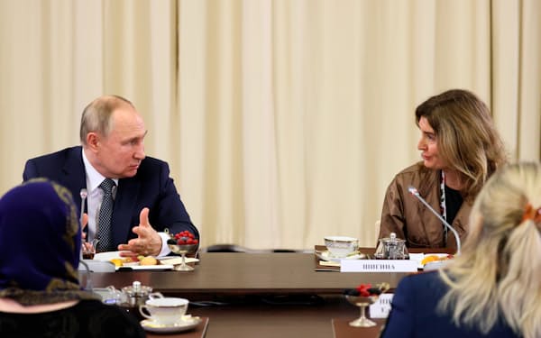 ロシアのプーチン大統領㊧は25日、モスクワ郊外でウクライナの軍事作戦に参加する兵士の母親らと懇談した=AP