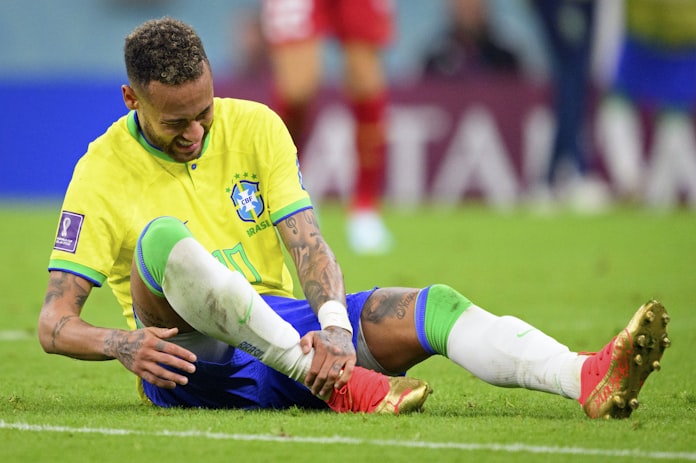 負傷のネイマールの回復祈念 一致できぬブラジル国民 ワールドカップ 日本経済新聞 負傷のネイマールの回復祈念 一致できぬブラジル国民 ワールドカップ 日本経済新聞