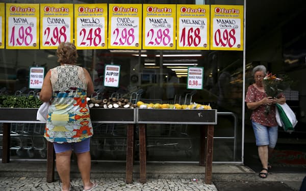 ブラジル・リオデジャネイロの食料品市場。中南米経済の2023年までの10年間の年間平均成長率はわずか0.8％にとどまる見通しだ＝ロイター
