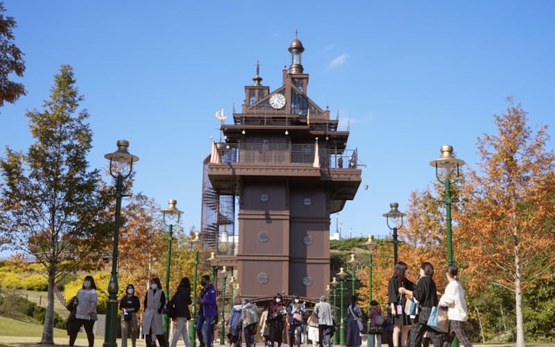 愛・地球博記念公園を歩く人たち。奥はジブリパーク「青春の丘」エリアの「エレベーター塔」(9日、愛知県長久手市=共同) 愛・地球博記念公園を歩く人たち。奥はジブリパーク「青春の丘」エリアの「エレベーター塔」(9日、愛知県長久手市=共同)