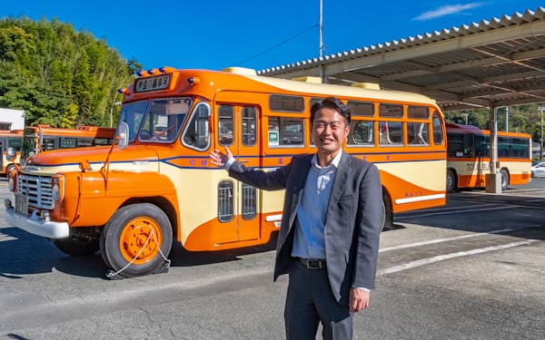東海自動車のボンネットバス「伊豆の踊子号」。1964年式だがレストアして現役で走る。105年間、伊豆半島の移動を支えた同社のシンボル的な存在だ（写真：廣瀬 貴礼）