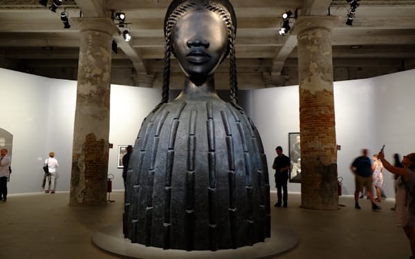 ベネチア・ビエンナーレで展示されたシモーヌ・リーの「Brick House」