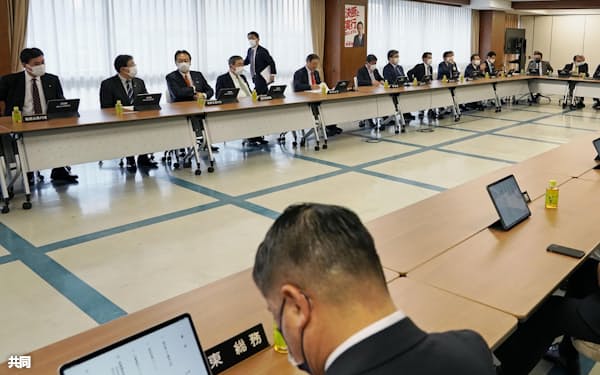 自民党本部で開いた総務会(29日午前、東京・永田町の党本部)=共同