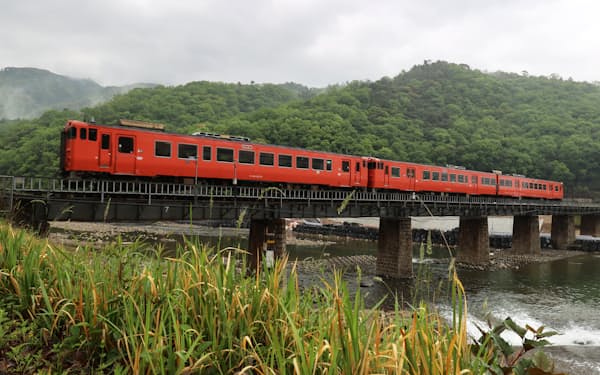 JR西日本はローカル線の最新の収支状況を公表した（JR芸備線、広島市）