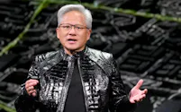 講演するエヌビディアのジェンスン・ファンCEO(1月、米ラスベガス)=高橋鈴撮影