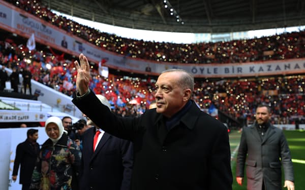 支持者に手を振って応えるエルドアン大統領（11月27日、イスタンブール）＝トルコ大統領府・アナトリア通信