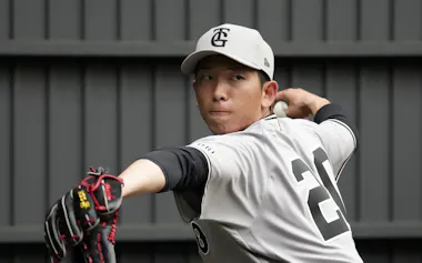 昨季、思わぬ壁にぶつかった巨人・戸郷翔征はゼロからのスタートの気持ちでキャンプに臨んだ(2月5日のブルペン投球)=共同
