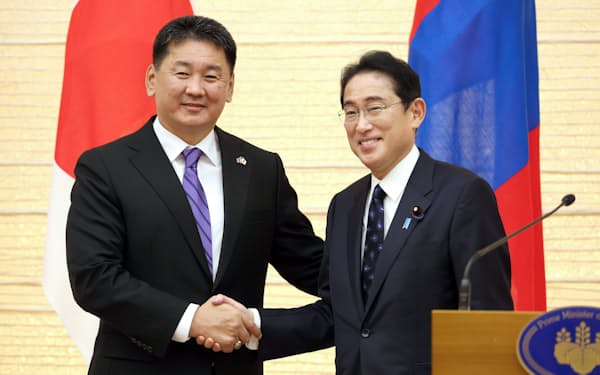 共同記者発表で握手する岸田首相とモンゴルのフレルスフ大統領（29日、首相官邸）