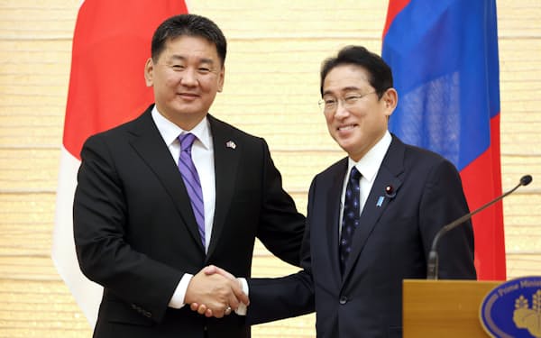 共同記者発表で握手する岸田首相とモンゴルのフレルスフ大統領(29日、首相官邸)