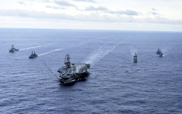 太平洋で共同訓練をする海上自衛隊の護衛艦せとぎり（左から2隻目）と米海軍の原子力空母ロナルド・レーガン（中央）、オーストラリア海軍の補給艦（右端）＝海上自衛隊提供・共同