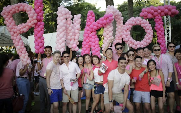 性的少数者（LGBTQ）は長く、377Ａ条の廃止を求めてきた（2017年、シンガポール）＝AP