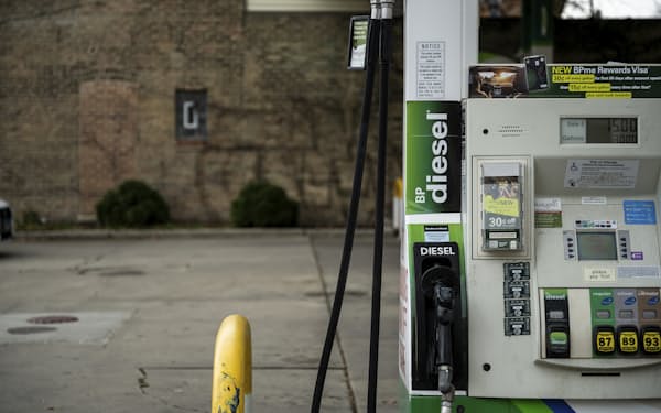 ガソリン価格が再び上昇したことを受け、消費者信頼感指数は低下した（米イリノイ州）=AP