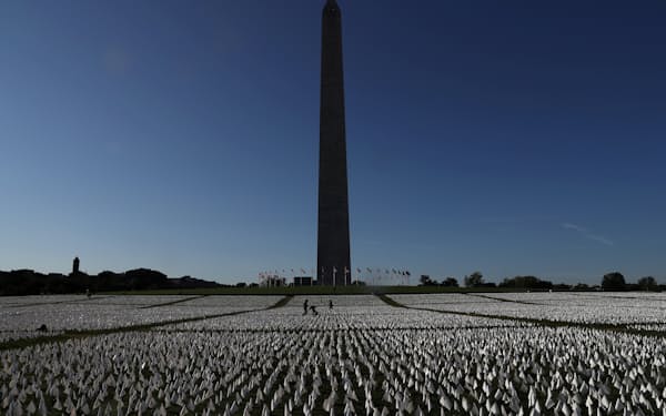 2021年、首都ワシントンに設置されたコロナ死者を弔うメモリアル＝ロイター