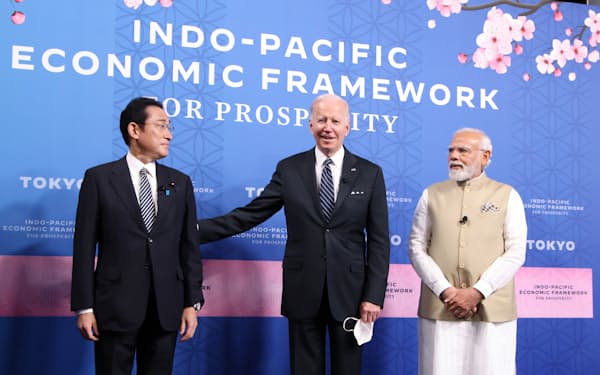 ＩＰＥＦ発足の会合に先立ち記念撮影に臨む（左から）岸田文雄首相、バイデン米大統領、インドのモディ首相（5月、東京都港区）