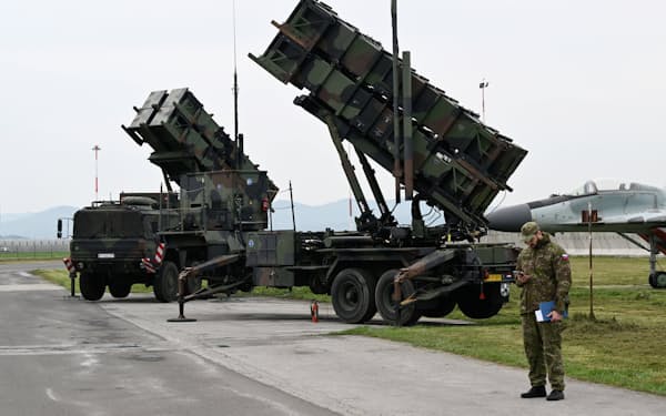 NATO加盟国のスロバキアに配備された地対空ミサイル「パトリオット」=ロイター