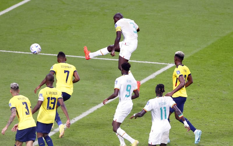 エクアドル―セネガル　後半、決勝ゴールを決めるセネガルのクリバリ（上）=共同