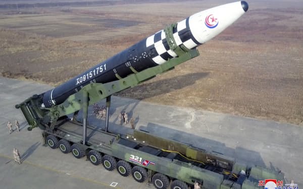 北朝鮮メディアが公開した、新型大陸間弾道ミサイル（ICBM）「火星17」の発射実験とされる写真（18日、平壌）＝朝鮮通信